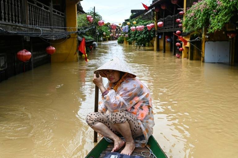 Record Vietnam floods kill 10, turn streets into canals