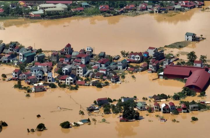 Vietnam floods kill 10, river level at 60-year high