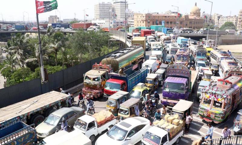 Karachi traffic police crack down on heavy vehicles, issue 416 e-challans 