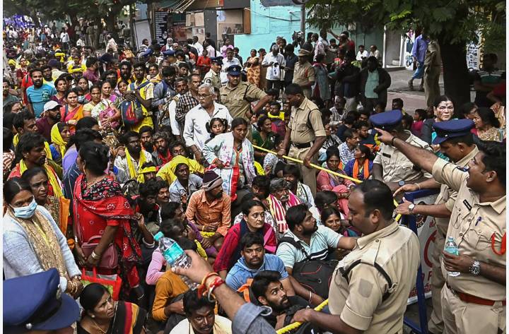 India temple stampede kills 9 in Andhra Pradesh