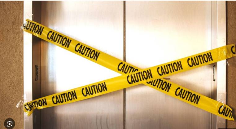 10 injured as elevator falls down in Karachi building