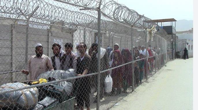 Torkham border crossing reopens, 10,700 Afghan refugees repatriated in single day
