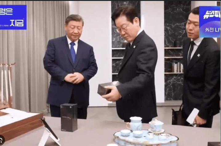 Xi jokes about spying with Chinese phone gift for South Korea's Lee