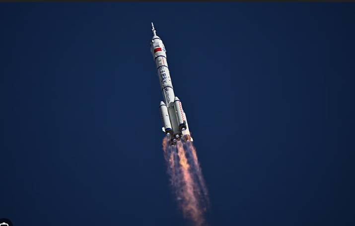 Suspected debris strike delays Chinese spaceship's return