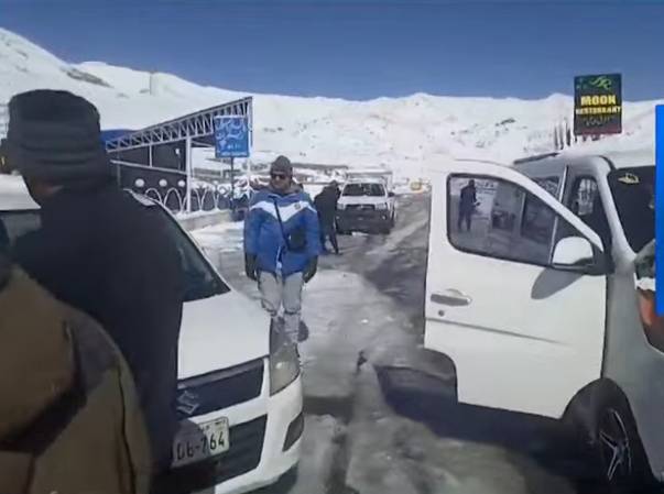 150 tourists, 50 vehicles rescued from snow-hit Kaghan Valley