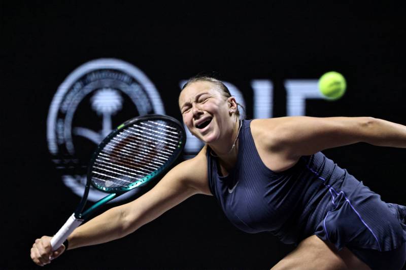 Anisimova beats Swiatek to reach WTA Finals last four
