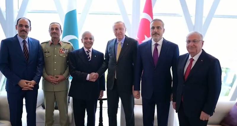 PM, President Erdogan review bilateral ties in Baku 