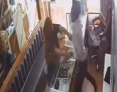 Indian woman throws red chili powder into jeweller's eyes during robbery bid 