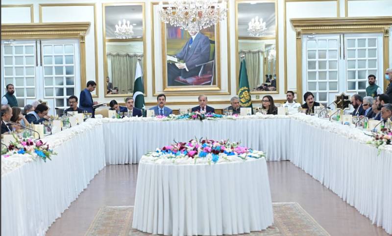 PM hosts dinner in honor of senators, lauds cooperation in finalising draft of 27th Amendment