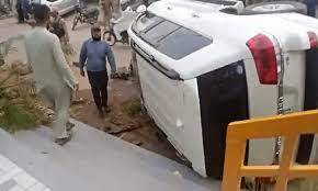 Car driver crushes two to death in their sleep on Karachi footpath 
