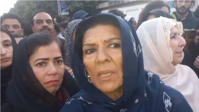 Aleema Khan negotiates release of 8 PTI workers from police custody