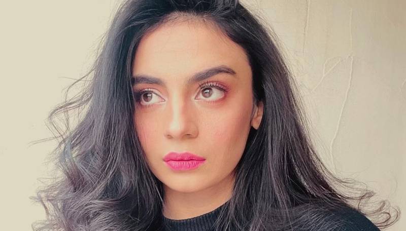 Mehar Bano amuses fans with Punjabi dance moves and playful poetry