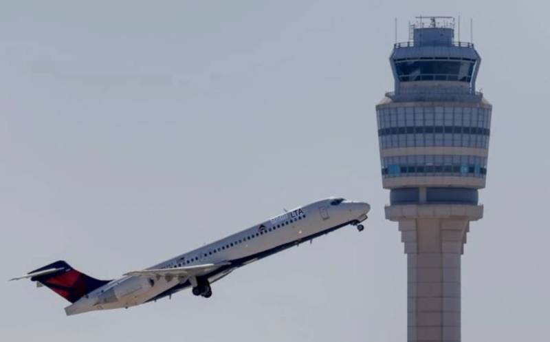 Trump threatens air traffic controllers over shutdown absences