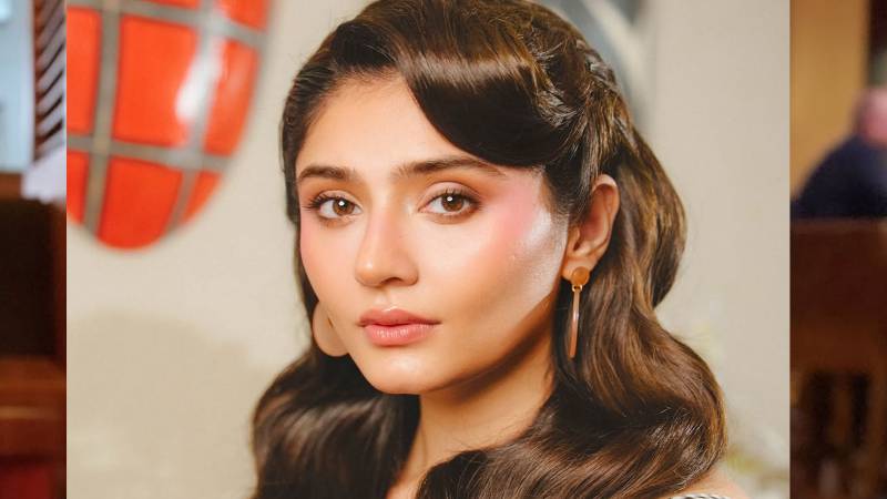 Dure Fishan Saleem sends love from ‘City of Lights’ in a playful post