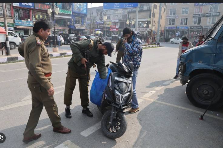 Indian police carry out sweeping raids in Occupied Kashmir
