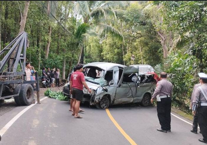 Bali minibus crash kills five Chinese tourists