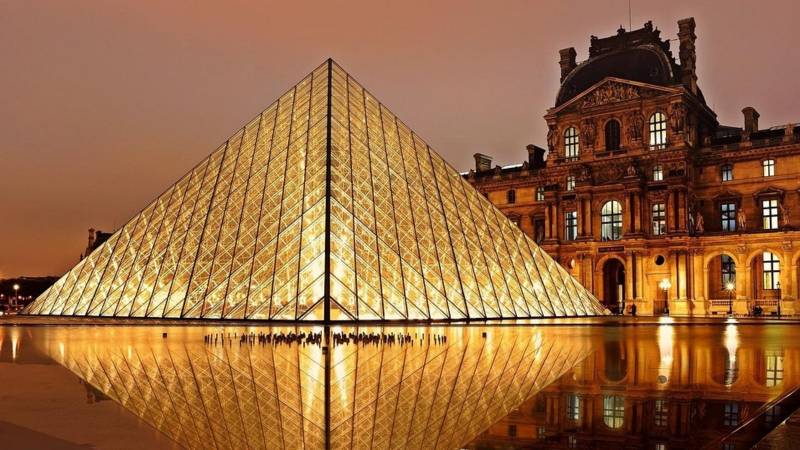 Louvre shuts gallery over ceiling safety fears