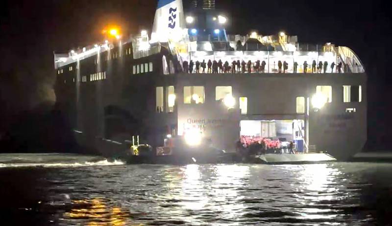 South Korean ferry with 267 aboard runs aground