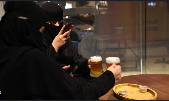 Booze-free bar offers Saudis a pub vibe