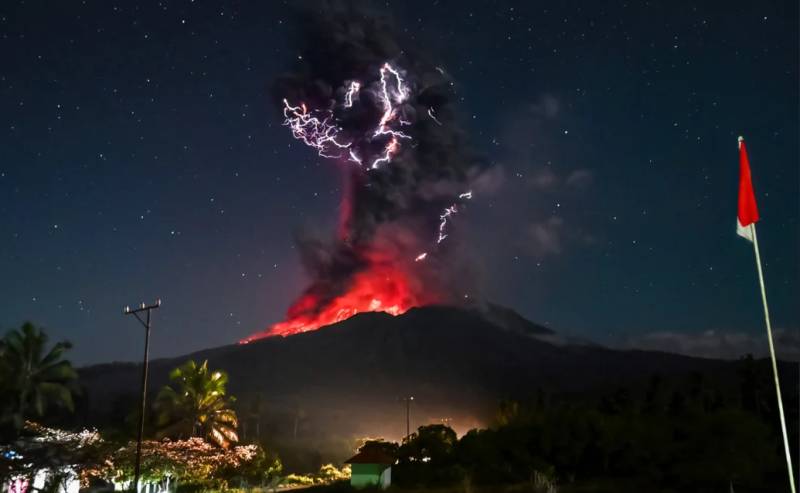 Hundreds of Indonesians flee homes after volcano erupts