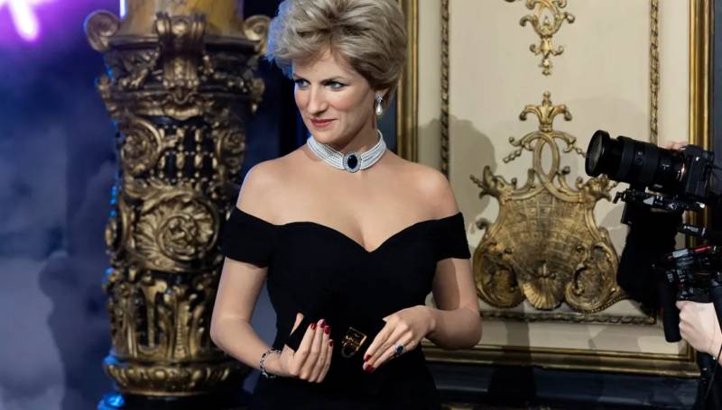 Princess Diana enters Paris waxwork museum
