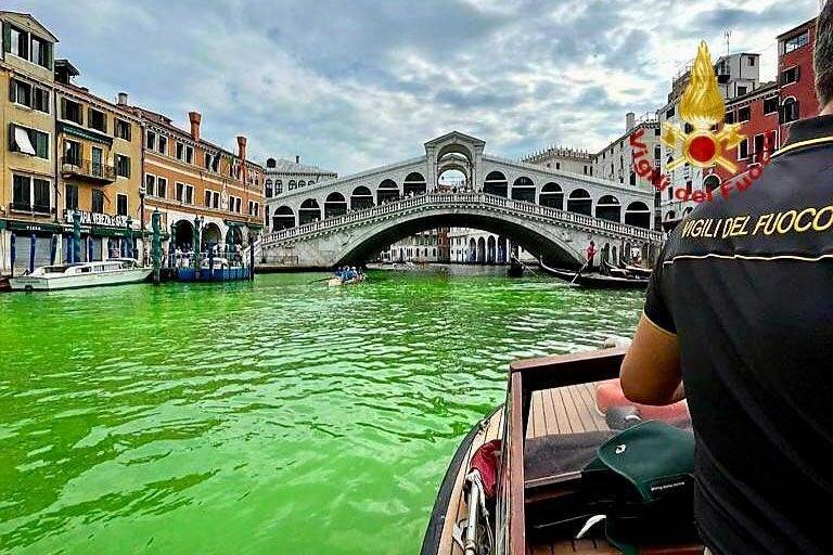 Climate activists dye Venice's Grand Canal green