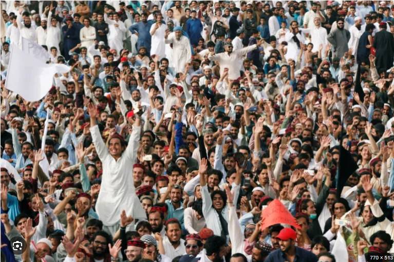 Transporters stage protest against customs officials in Karachi