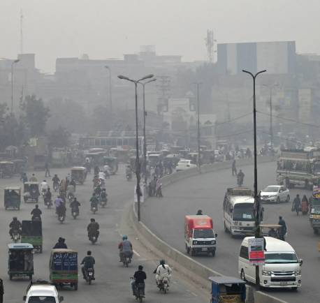 Smog becomes severe in Lahore and Karachi