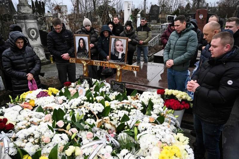 Ukraine family buries mother and child 'burned to death' in Russian strike