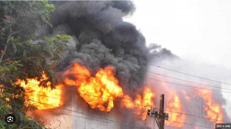 Fire brings down fiber factory in Karachi