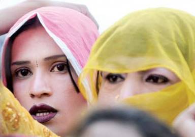 Karachi's known transgender Pinki looted by dacoits, two arrest
