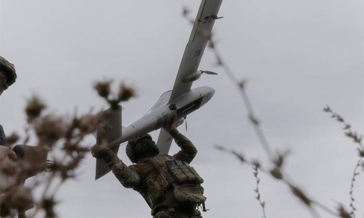 Ukraine, Russia trade deadly strikes as negotiators hammer at deal