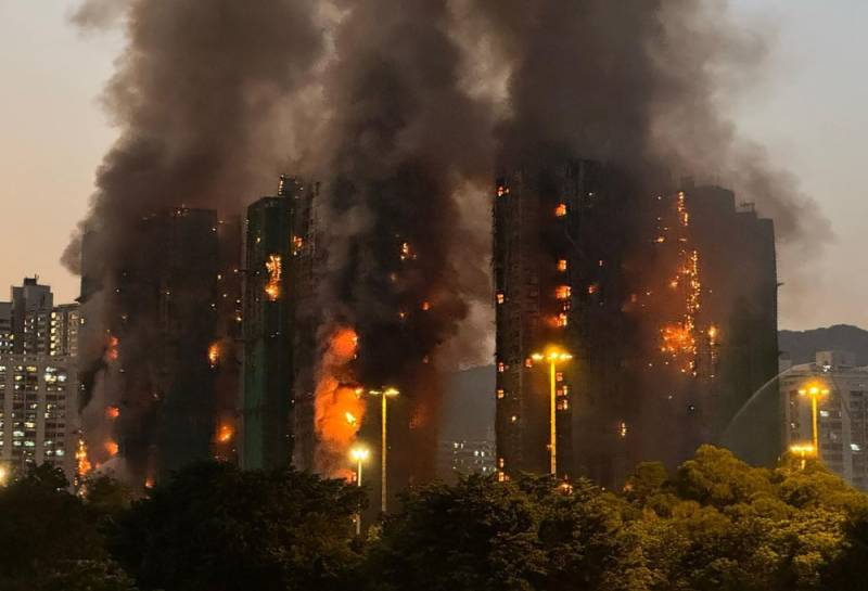 Firefighters battle blaze at Hong Kong housing blocks