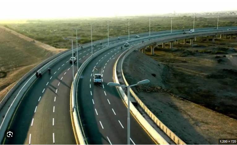 Motorway M-1 reopens for traffic after visibility improves