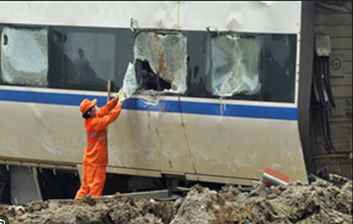 11 die as train hits China railway workers