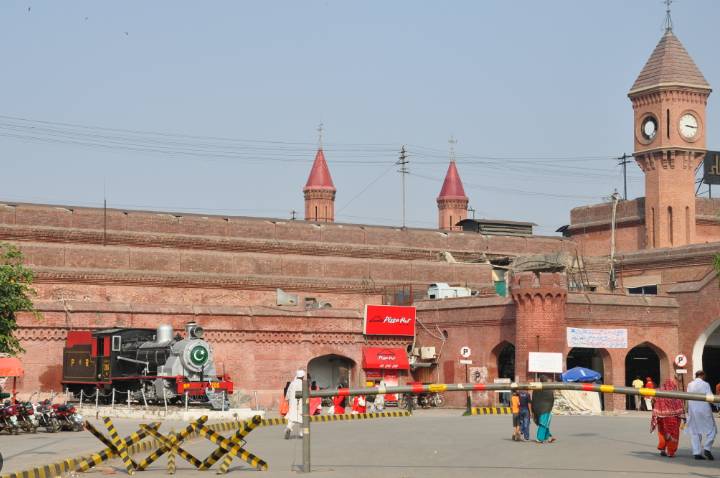 Fire erupts at Lahore Railways Station's waiting hall