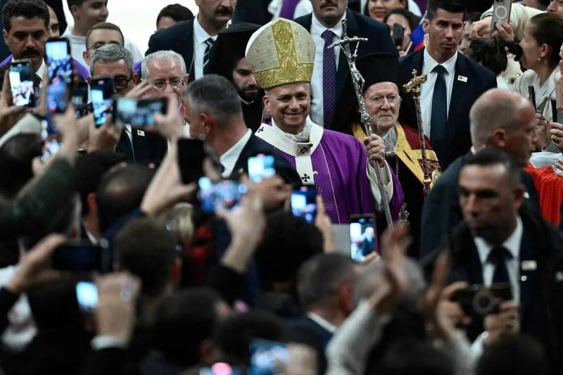 Crowd braves rain to flock to Pope Leo's mass in Istanbul