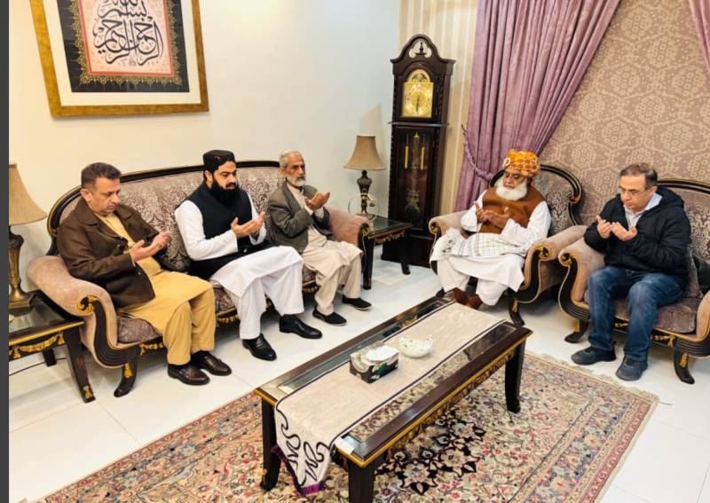 Fazl visits house of Senator Irfan Siddiqui, express condolences
