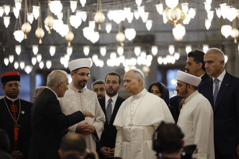 Pope Leo visits Istanbul's Blue Mosque