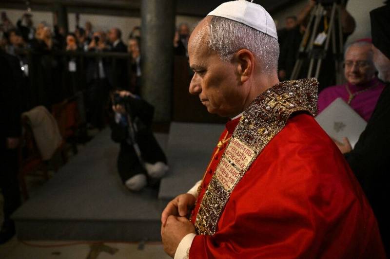 In Istanbul, pope meets bereaved family, prays with Armenians