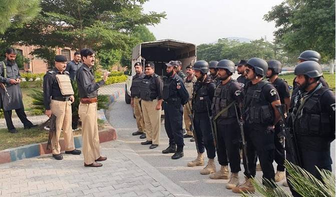 Two cops martyred, 4 Khawarij killed, 6 injured in Kurram gun battle