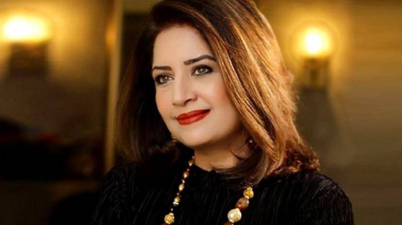 Atiqa Odho’s Neelofar BTS click with Fawad Khan goes viral