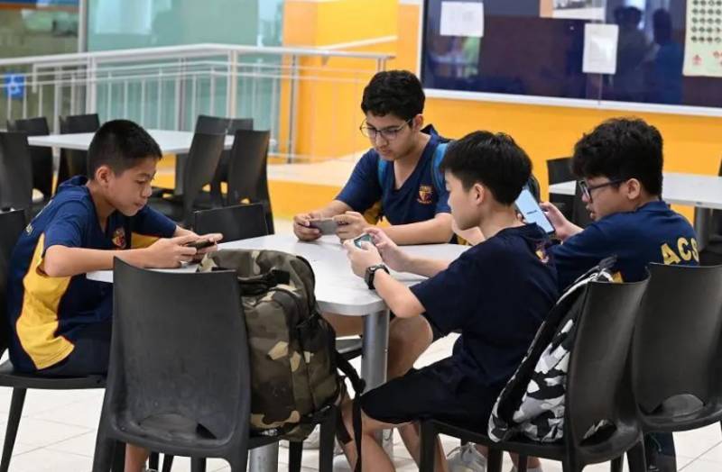 Singapore to toughen ban on smartphones in schools