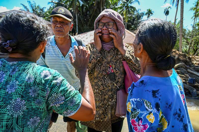 'I feel like crying': Indonesians confront flood destruction