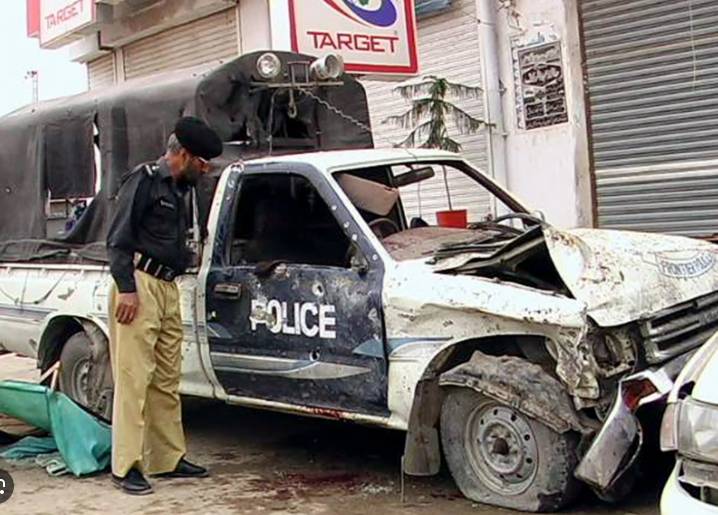 Three cops martyred in DI Khan bomb blast, 2 terrorists killed in search operation