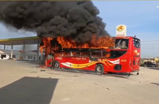 Fire destroys passenger bus in Karachi