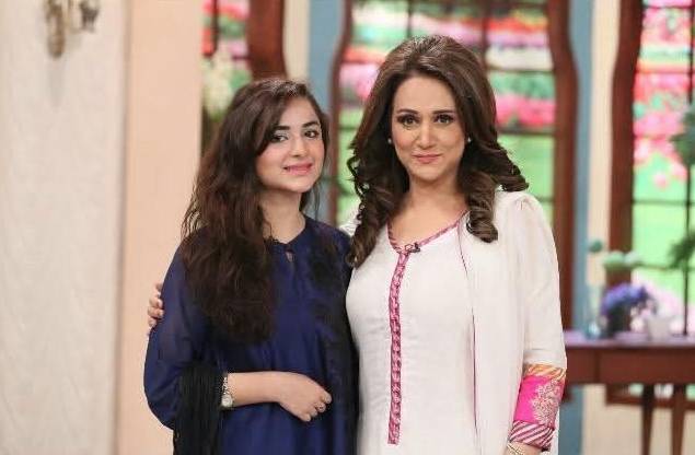 Yumna Zaidi surprises Bushra Ansari with bouquet on sets of new project