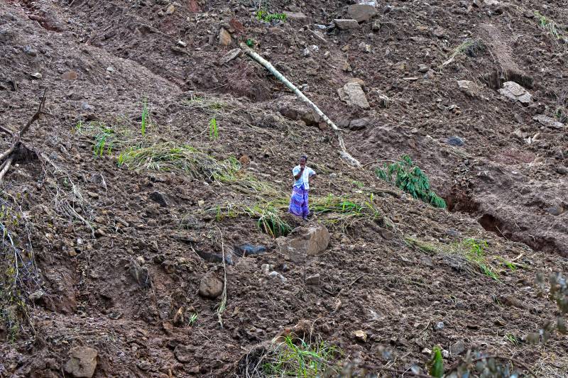 Devastating landslides turn Sri Lanka village into burial ground