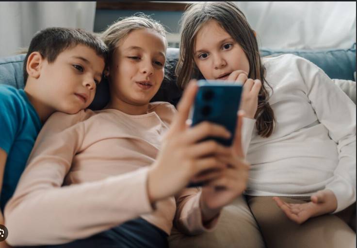 Meta starts removing under-16s from social media in Australia