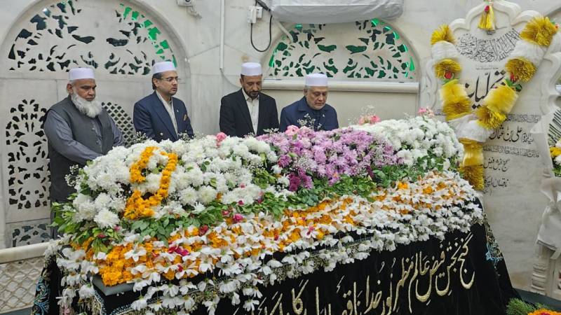 DPM Ishaq Dar visits Data Darbar